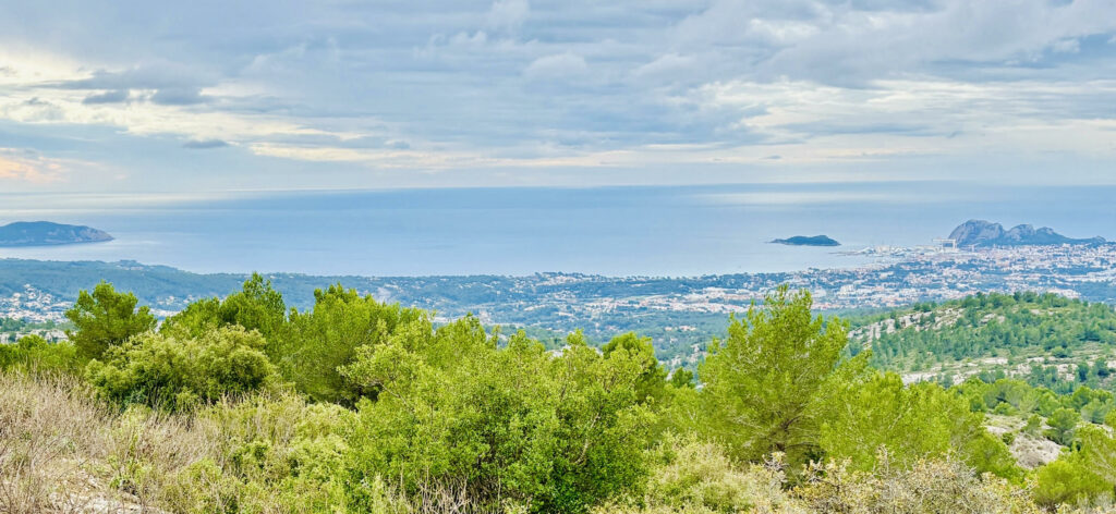 Panorama sur un chemin du Grand Caunet lors d'un parcours VTT électrique à Ceyreste