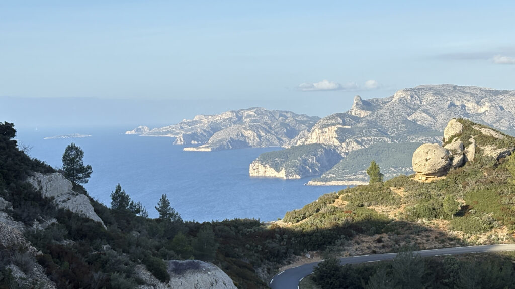 Panorama sur la route des Crêtes lors d'un parcours VTT électrique à la Ciotat